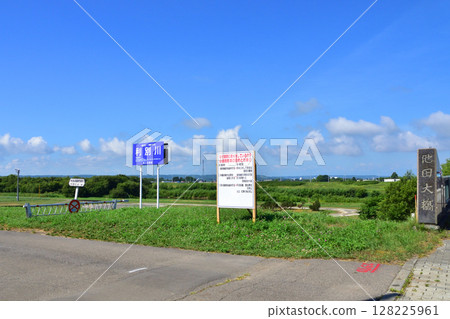 Scenery of the area around JR Hokkaido's Ikeda Station and the Tobetsu River 128225961
