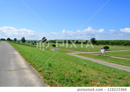 Scenery of the area around JR Hokkaido's Ikeda Station and the Tobetsu River Scenery of the area around JR Hokkaido's Ikeda Station and the Tobetsu River 128225966