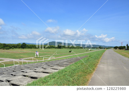 Scenery of the area around JR Hokkaido's Ikeda Station and the Tobetsu River 128225980