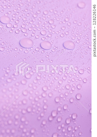 the surface covered with water droplets is not saturated purple , a beautiful wet purple film in a large number of water droplets the surface covered with water droplets is not saturated purple , a beautiful wet purple film in a large number of water droplets 128226146