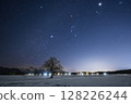 冬日星座和一棵孤獨的樹 128226244