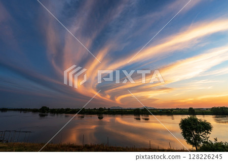 日落反映在河上 128226245