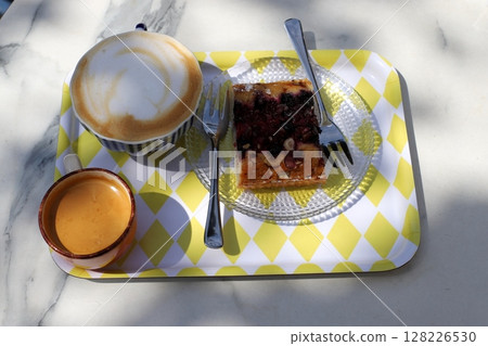 There is hot black coffee in a glass 128226530