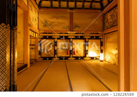 名古屋城本丸禦殿的豪華日式房間與拉門畫 128226589