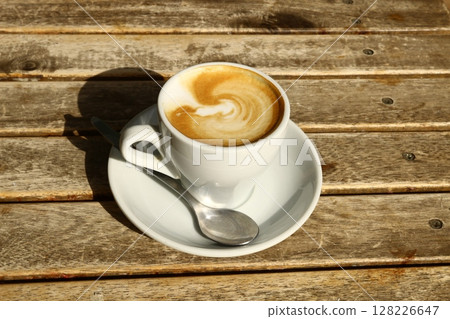 There is hot black coffee in a glass 128226647