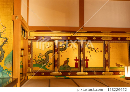 名古屋城本丸禦殿的金色屏風畫和帶窗簾的華麗日式房間 128226652