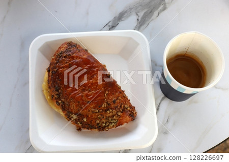 There is hot black coffee in a glass 128226697