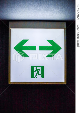 Emergency exit guidance display board 128226780