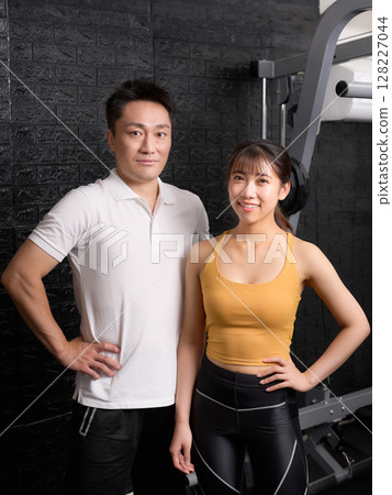 穿著運動服的男人和女人微笑著看著對方 128227044