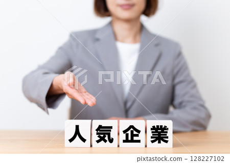 Popular company blocks and middle-aged female business woman wearing a suit Popular company blocks and middle-aged female business woman wearing a suit 128227102