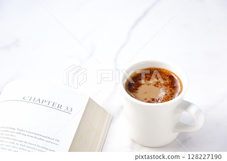 一張平裝書和裝滿咖啡的咖啡杯的圖片,一邊喝咖啡一邊閱讀 一張平裝書和裝滿咖啡的咖啡杯的圖片,一邊喝咖啡一邊閱讀 128227190