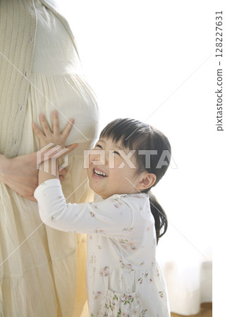 懷孕的媽媽和女兒 128227631