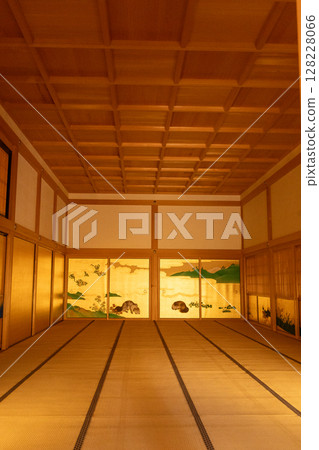 名古屋城本丸禦殿內，鋪著榻榻米的大廳。金箔拉門上繪有動物和自然圖案，是傳統的日式空間。 128228066
