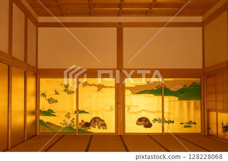 A beautiful Japanese-style room in the Honmaru Palace of Nagoya Castle, with gold leaf sliding doors depicting peacefully sleeping animals and natural landscapes. 128228068