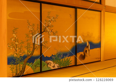 名古屋城本丸禦殿的拉門上有一幅美麗的日式畫，畫中有狐狸、櫻花和河流。 128228069