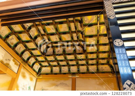 Gold and elegance combined in beauty – the gorgeous coffered ceiling decoration of Nagoya Castle's Honmaru Palace 128228073