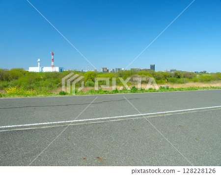 從河岸自行車道上眺望春天的江戶川河床和對岸的建築物 從河岸自行車道上眺望春天的江戶川河床和對岸的建築物 128228126