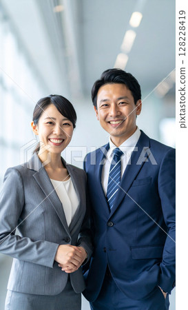 微笑的商人和女商人（AI 生成的圖像） 128228419