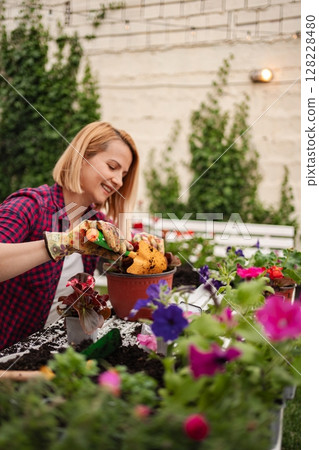 Joyful moments in a vibrant spring garden 128228480