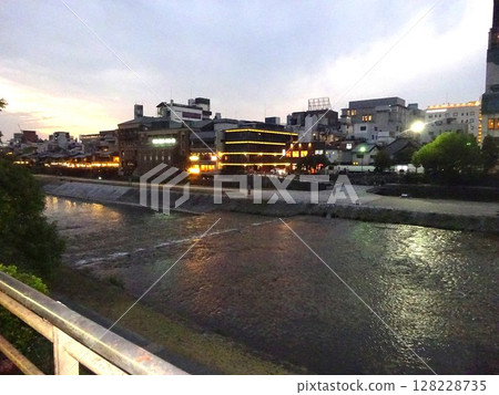 View from Kyoto Shijo Ohashi View from Kyoto Shijo Ohashi 128228735