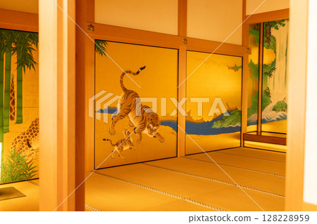 名古屋城本丸禦殿的傳統推拉門畫。一幅日式正式房間的裝飾畫，金色背景上繪有老虎、竹林和瀑布。 128228959