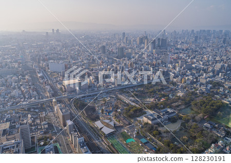 大阪城市景觀：大阪市中心的夜景 128230191