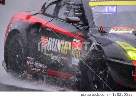 Racing car in the rain Racing car in the rain 128230582