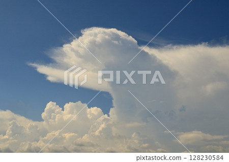Cumulonimbus clouds growing larger and larger in the summer sky 128230584