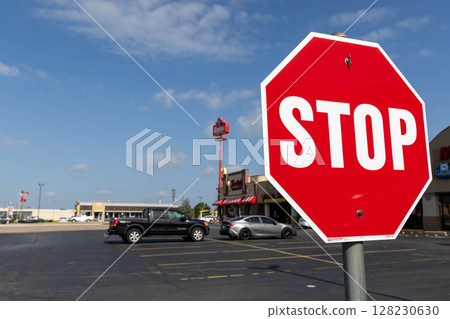 美國道路標誌與藍天 128230630