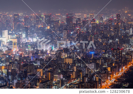 大阪府：大阪市的夜景和市中心的摩天大樓 128230678