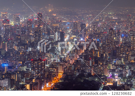 大阪府：大阪市的夜景和市中心的摩天大樓 128230682