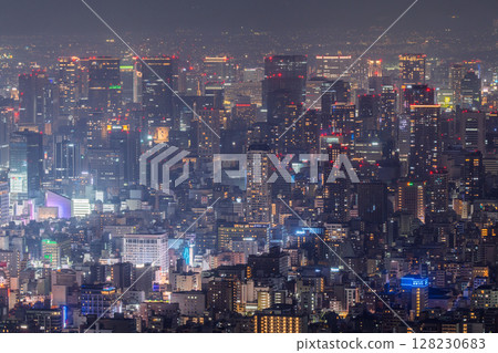 大阪府：大阪市的夜景和市中心的摩天大樓 128230683