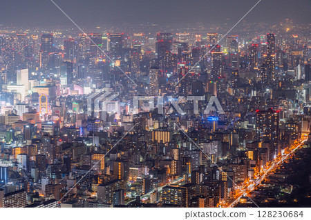 大阪府:大阪市的夜景和市中心的摩天大樓 大阪府:大阪市的夜景和市中心的摩天大樓 128230684