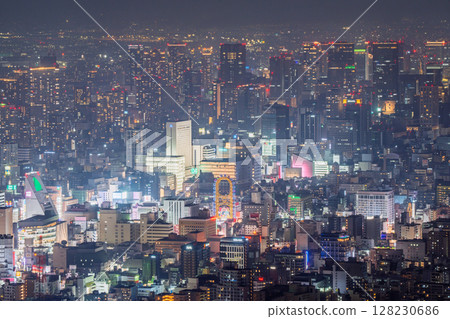 大阪府:大阪市的夜景和市中心的摩天大樓 大阪府:大阪市的夜景和市中心的摩天大樓 128230686