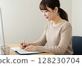 在計算機上工作的婦女 128230704