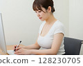 採取筆記的一個少婦 128230705