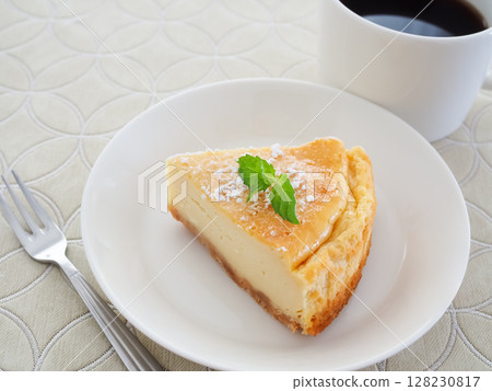 自製烤起司蛋糕切成片 128230817