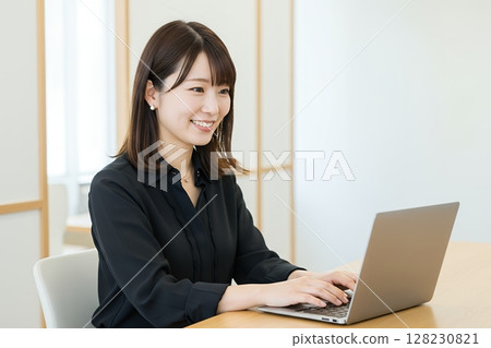 Business woman using a personal computer in the office 128230821