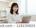 觀看個人計算機屏幕的婦女 128230824