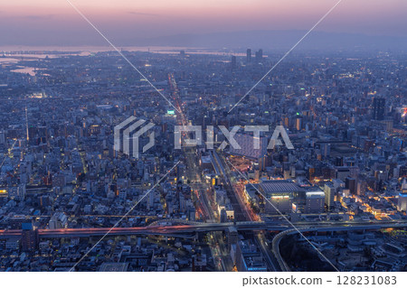 大阪府:大阪市和市中心的夜景 大阪府:大阪市和市中心的夜景 128231083