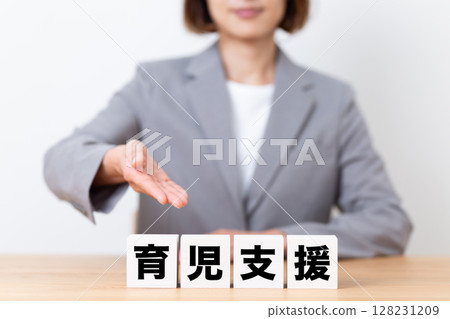 一位中年女商界女性穿著西裝，拿著一塊兒童照顧支持 128231209