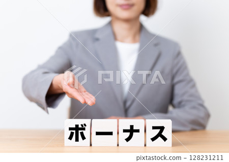 一位中年女商界女性穿著有獎金塊的西裝 128231211