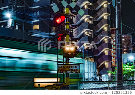 A train that runs the night city 128231336