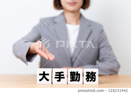 一位中年女商界女性，身穿西裝，身穿大公司標誌 128231442