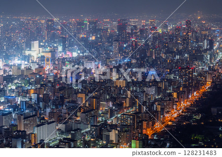 大阪府：大阪市的夜景和市中心的摩天大樓 128231483