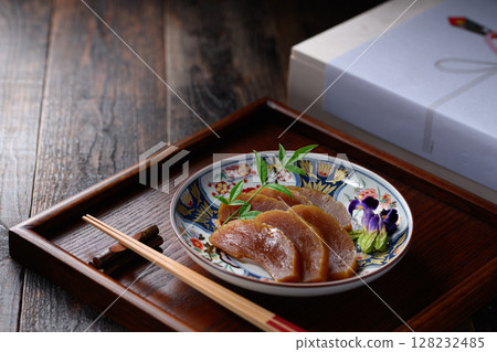 奈良漬醃菜和優質桐木盒的日本傳統禮品套裝 奈良漬醃菜和優質桐木盒的日本傳統禮品套裝 128232485