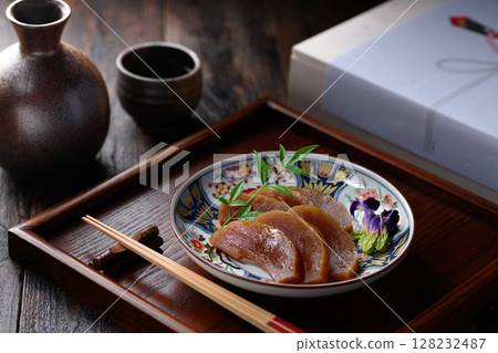 奈良漬醃菜和優質桐木盒的日本傳統禮品套裝 奈良漬醃菜和優質桐木盒的日本傳統禮品套裝 128232487