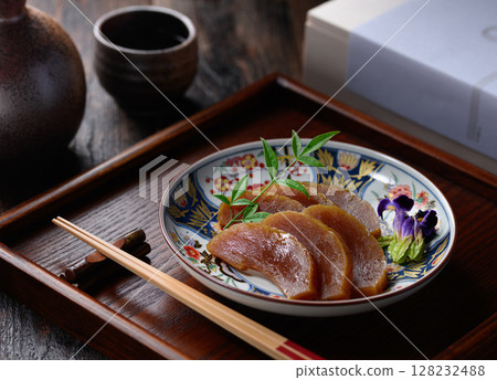 A traditional Japanese gift set of Narazuke pickles and a high-quality paulownia wood box A traditional Japanese gift set of Narazuke pickles and a high-quality paulownia wood box 128232488