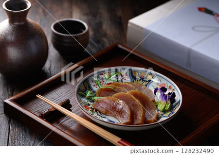 A traditional Japanese gift set of Narazuke pickles and a high-quality paulownia wood box 128232490
