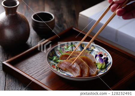 奈良漬醃菜和優質桐木盒的日本傳統禮品套裝 奈良漬醃菜和優質桐木盒的日本傳統禮品套裝 128232491
